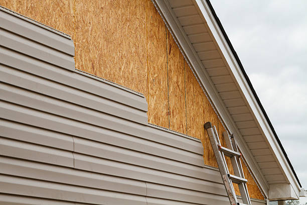 Professional Vinyl Siding technician working in Wellersburg, PA